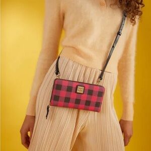 Dooney & Bourke Crossbody Wallet Tucker Lge Zip Around Wristlet Plaid Black Red